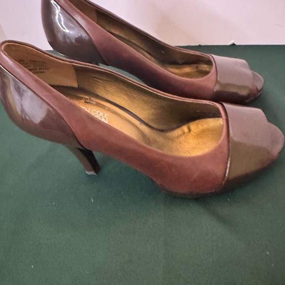 A cute addition to your shoe collection! Kenneth Cole Leather Heels Size 6.5 - Picture 2 of 16